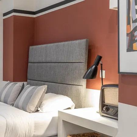 Entire Building In The Heart Of Sleeps 15 With Private Rooftop Terrace *
