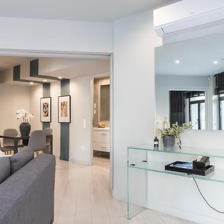 Entire Building In The Heart Of Sleeps 15 With Private Rooftop Terrace